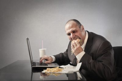 Studiu eJobs: Pentru 2 din 3 angajați munca de birou le-a adus kilograme în plus Studiu eJobs: Pentru 2 din 3 angajați munca de birou le-a adus kilograme în plus