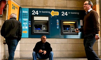 Bank of Cyprus rămâne închisă încă 2 săptămâni Bank of Cyprus rămâne închisă încă 2 săptămâni