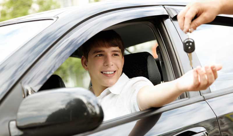 Şoferii tineri, “lămâile” din piaţa asigurărilor auto