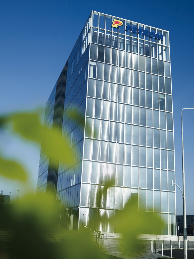 Profitul net al OMV Petrom s-a înjumătățit în 2014