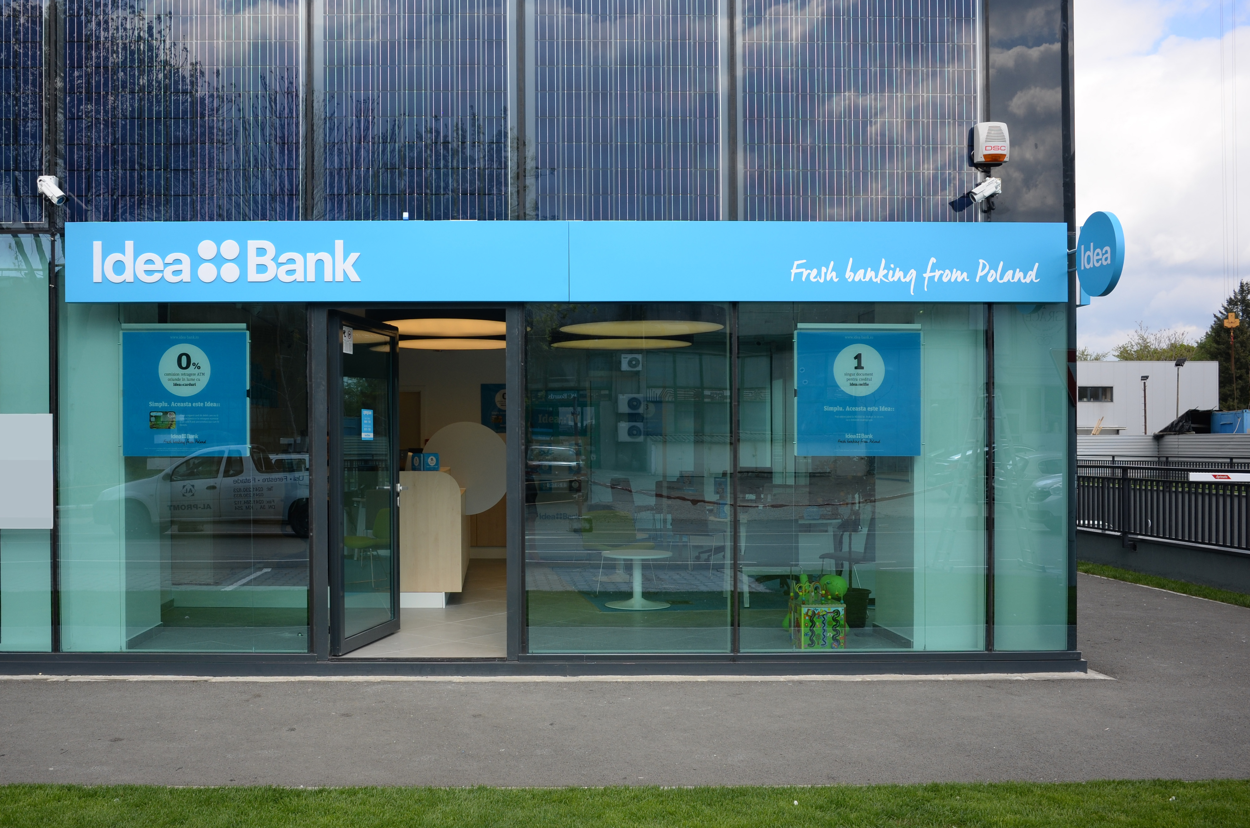 Idea Bank anunţă după primul său an de activitate 20.000 de clienţi noi şi carduri de credit la distanţă Idea Bank anunţă după primul său an de activitate 20.000 de clienţi noi şi carduri de credit la distanţă