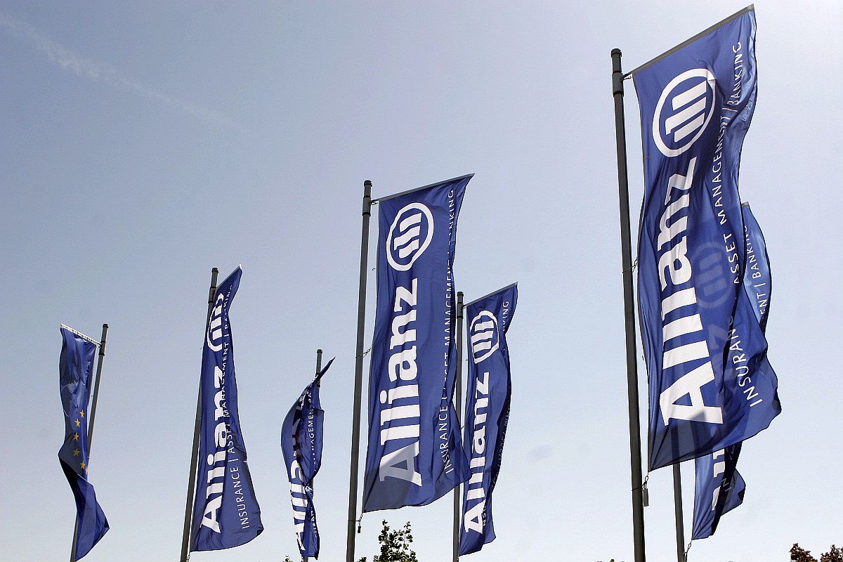 Allianz-Țiriac, primul asigurător din România care îşi echipează agenţii cu mPOS-uri Allianz-Țiriac, primul asigurător din România care îşi echipează agenţii cu mPOS-uri