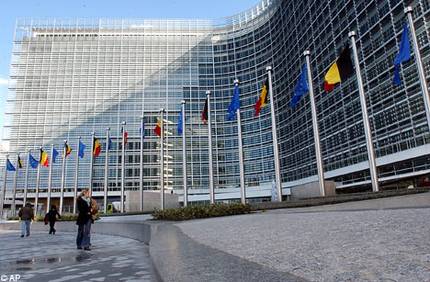 Comisia Europeană stabilește calea pentru o politică comercială a UE deschisă, durabilă și fermă