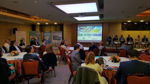 Real Estate Forum: piaţa imobiliară se schimbă încet, dar sigur