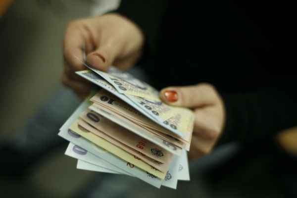 UNSAR: Companiile de asigurări încasează 100 de lei, dar cheltuie 102 lei la RCA