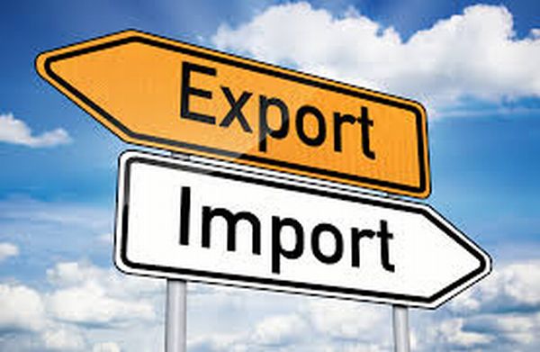 Iulie a adus scăderi şi la importuri şi la exporturi