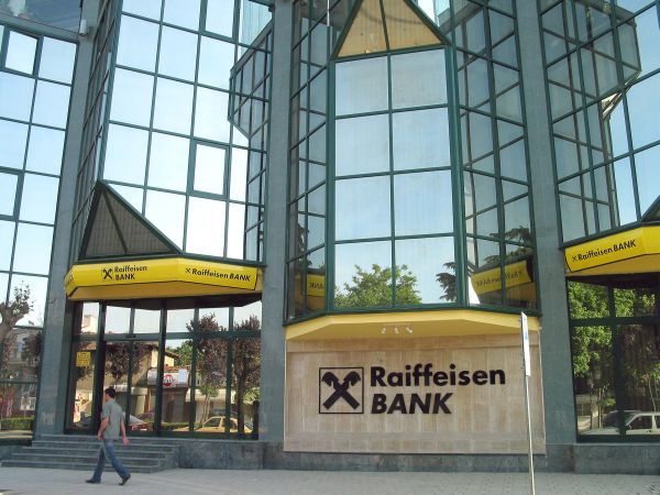 Raiffeisen Bank: Finanţările pentru companiile medii au depăşit 30% în S1 Raiffeisen Bank: Finanţările pentru companiile medii au depăşit 30% în S1