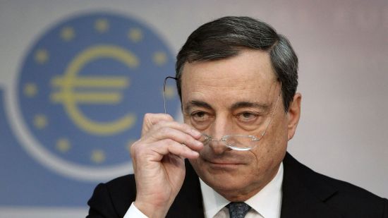 Euro scade la cel mai mic nivel al său din luna martie