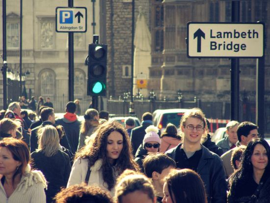 Britanicii prind curaj la shopping din nou Britanicii prind curaj la shopping din nou