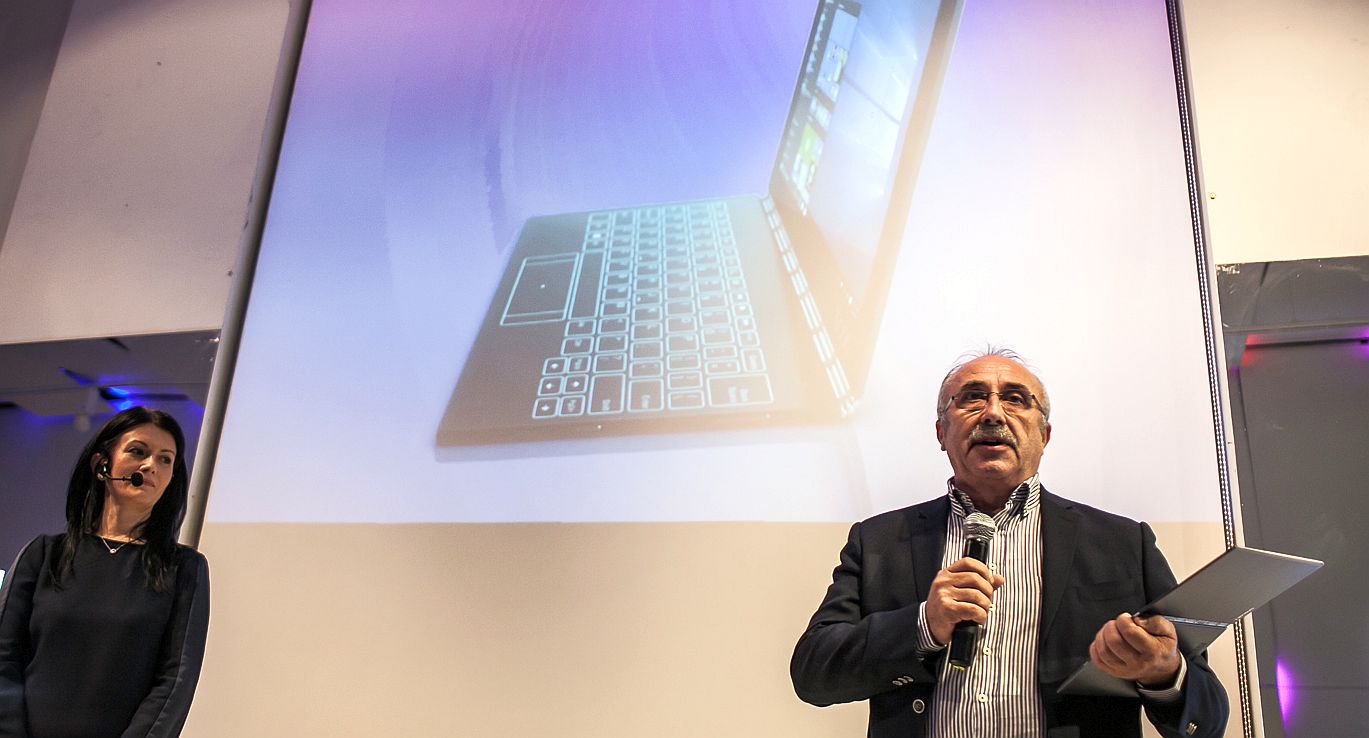 Lenovo a lansat şi în România Yoga Book, care reinventează conceptul 2-în-1 Lenovo a lansat şi în România Yoga Book, care reinventează conceptul 2-în-1