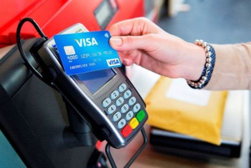 Peste jumătate dintre plăţile cu carduri Visa în Europa sunt contactless