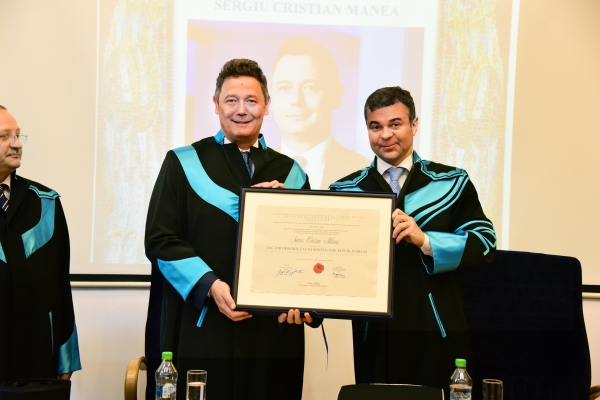 Sergiu Manea, președintele BCR, a primit titlul de Doctor Honoris Causa din partea Universității de Vest din Timișoara