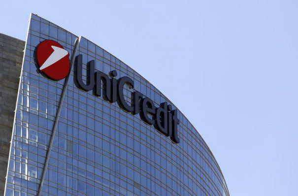 UniCredit: valoarea de echilibru a cursului de schimb EUR/RON este în preajma nivelului de 5,00