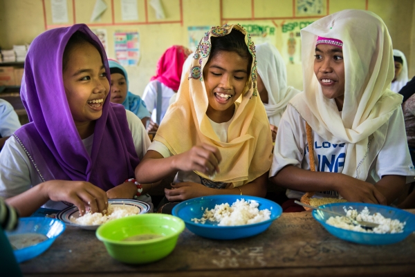 Mastercard şi Programul Alimentar Mondial oferă 100 de milioane de porții de mâncare pentru copii