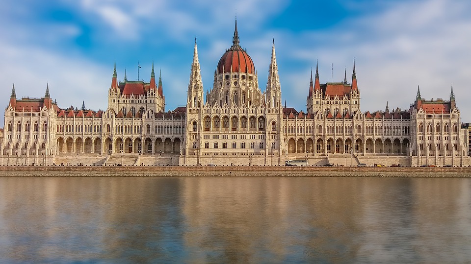 Investițiile străine din România trezesc brusc sentimente europene în Ungaria