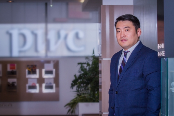 PwC România a creat o echipă dedicată companiilor chineze şi l-a recrutat pe Wang Di ca lider al acestei echipe PwC România a creat o echipă dedicată companiilor chineze şi l-a recrutat pe Wang Di ca lider al acestei echipe