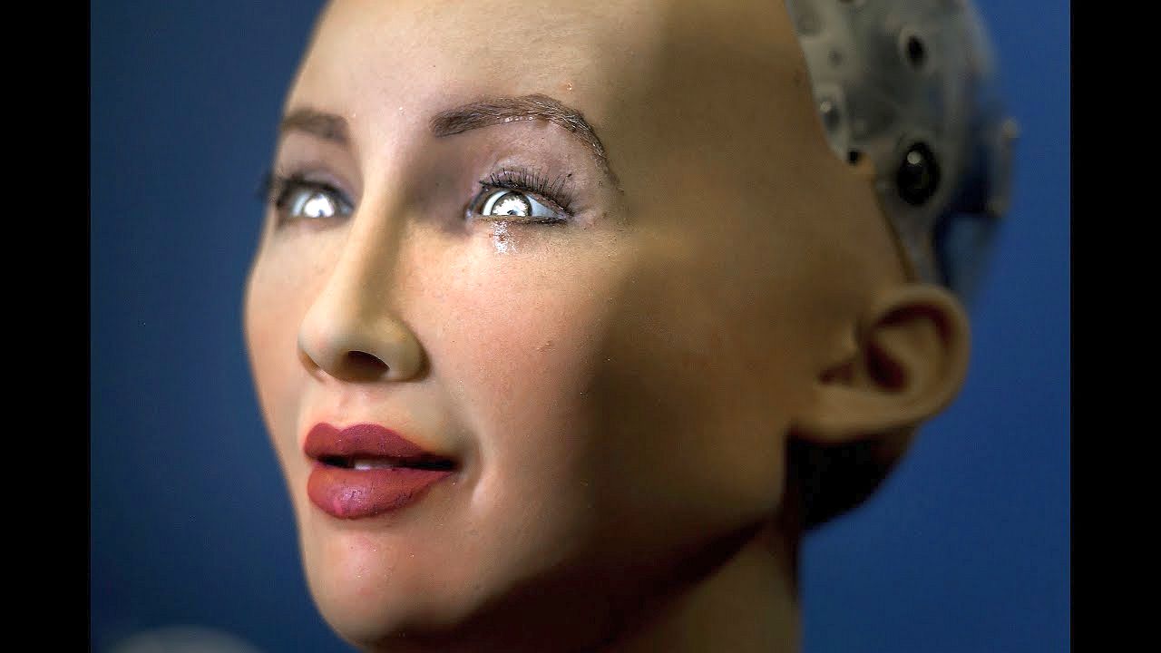UniCredit – primul grup bancar din lume care pune la dispoziția robotului umanoid Sophia un card de credit!