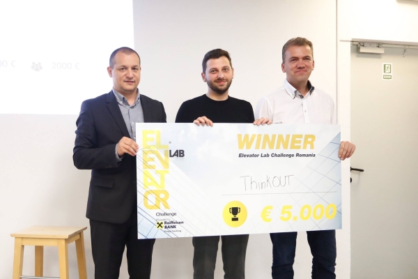 ThinkOUT, startup fintech care dezvoltă un produs de analiză și prognoză financiară pentru IMM câștigă marele premiu în cadrul Elevator Lab Challenge