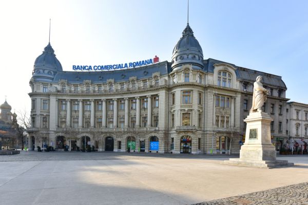 Un fond de investiții cu sediul în Luxemburg cumpără clădirea istorică a BCR din Piața Universității