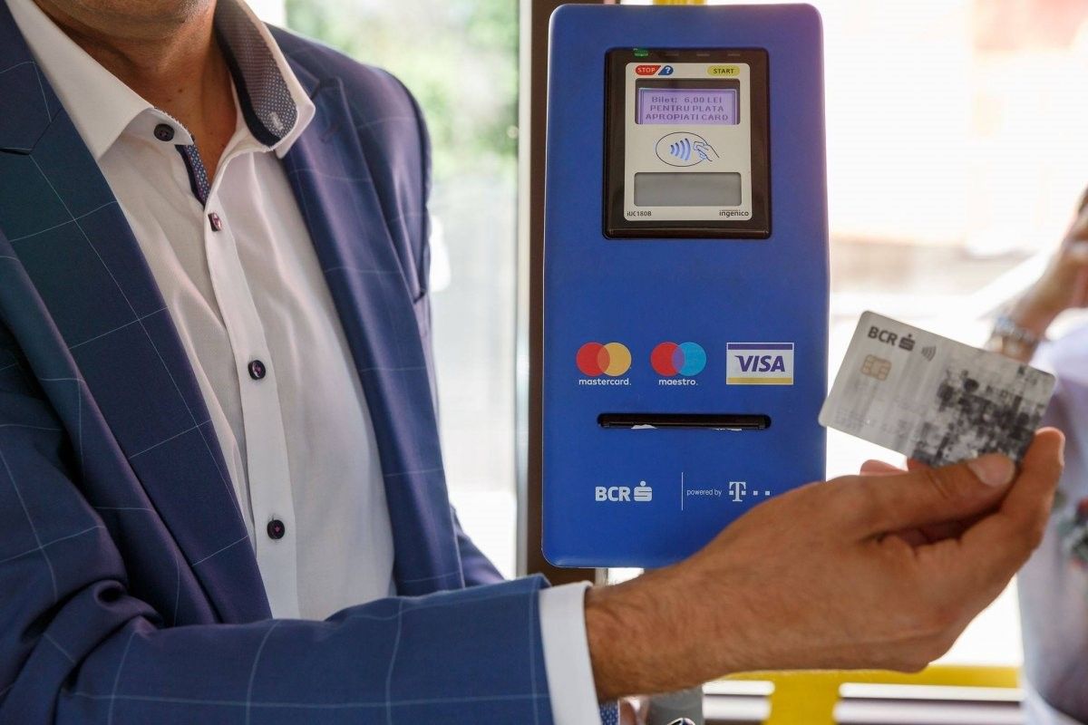 Cu sprijinul Băncii Comerciale Române, Craiova introduce din această vară plata cu cardul contactless direct în mijloacele de transport public