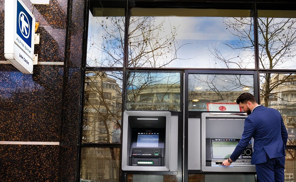 Alpha Bank extinde tehnologia self-service banking, facand tranzitia catre o generatie noua de ATMuri Alpha Bank extinde tehnologia self-service banking, facand tranzitia catre o generatie noua de ATMuri