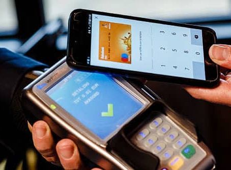 Premieră în piața de plăți din România: clienții Băncii Transilvania și ai CEC Bank pot efectua plăți utilizând numărul de telefon mobil în locul IBAN-ului Premieră în piața de plăți din România: clienții Băncii Transilvania și ai CEC Bank pot efectua plăți utilizând numărul de telefon mobil în locul IBAN-ului
