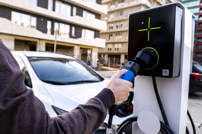 Românii de la LEKTRI.CO țintesc vânzări de 1.000 de stații de încărcare pentru mașini electrice în 2021 Românii de la LEKTRI.CO țintesc vânzări de 1.000 de stații de încărcare pentru mașini electrice în 2021