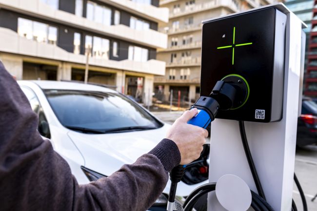 Românii de la LEKTRI.CO țintesc vânzări de 1.000 de stații de încărcare pentru mașini electrice în 2021