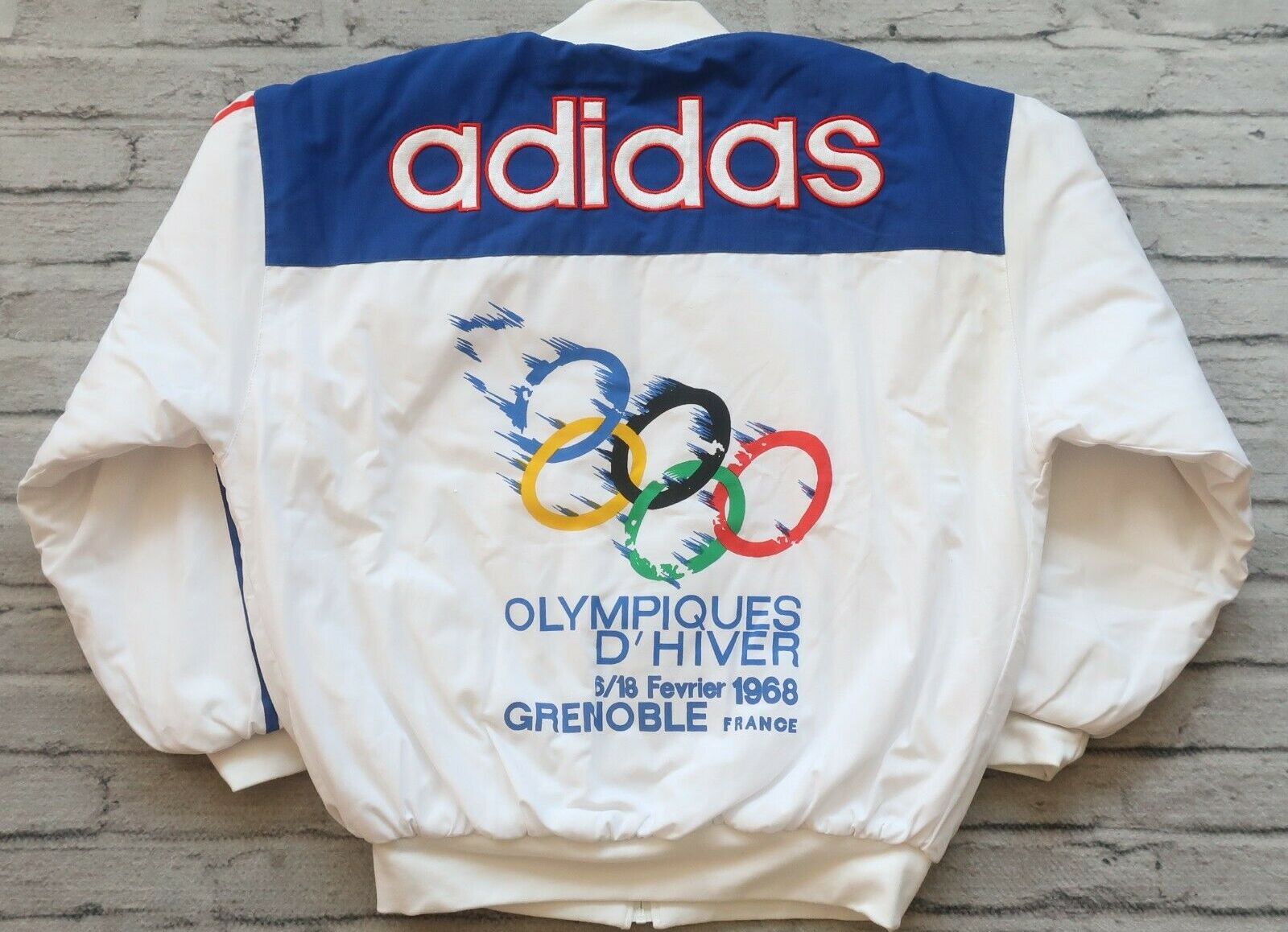 eBay: Cel mai scump obiect cu tematică olimpică achiziționat de un român este o geacă Adidas TISA