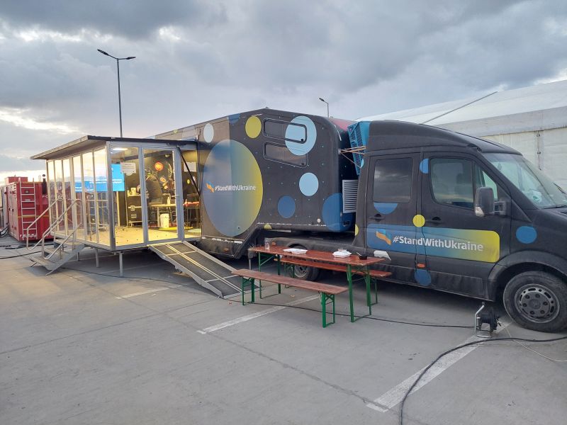 De 10 zile, caravana BCR #StandwithUkraine asigură refugiaților servicii de primă necesitate la vama Isaccea: ATM non-stop, cartele telefonice, transport gratuit, mese calde și sprijin emoțional