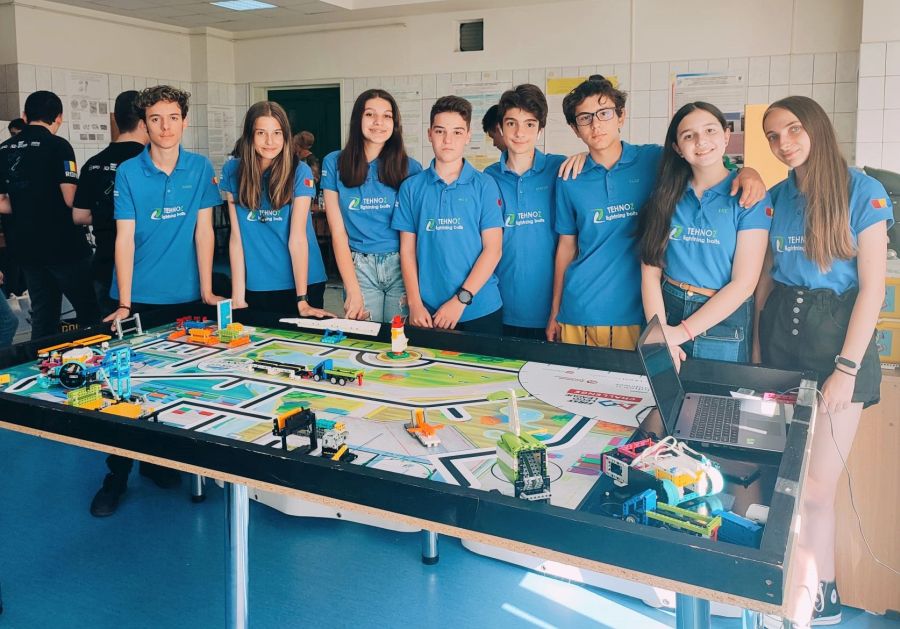 10 elevi din Pitești vor reprezenta Romania la concursul international de robotica din Brazilia