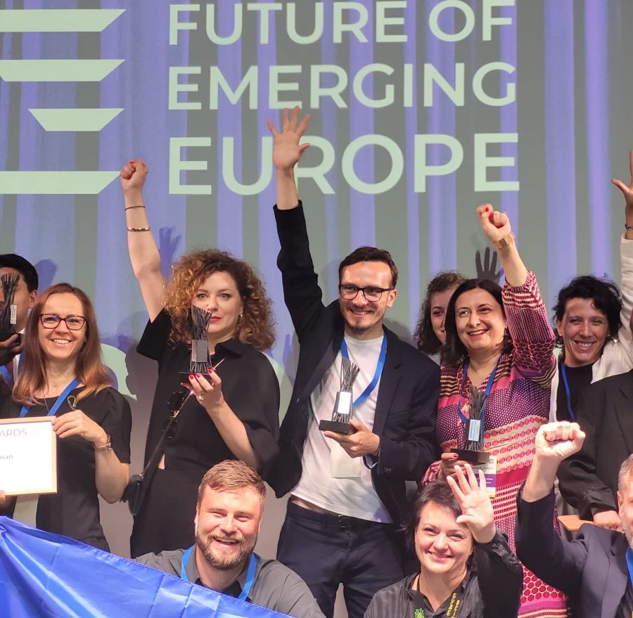 Tinerii în Arenă – a câștigat premiul Youth Empowerment acordat de Emerging Europe la Bruxelles Tinerii în Arenă – a câștigat premiul Youth Empowerment acordat de Emerging Europe la Bruxelles
