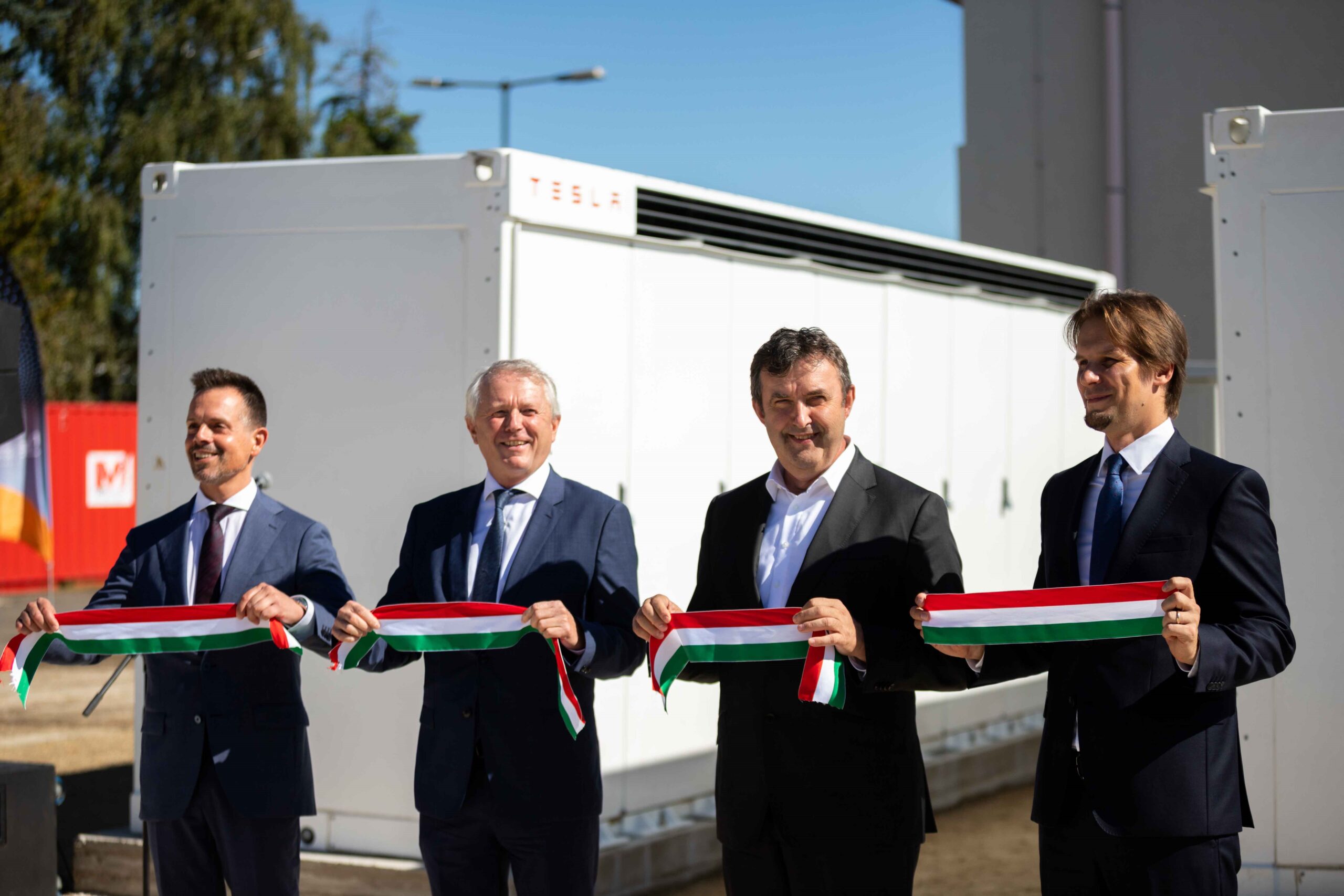 Imbold pentru energia verde în Ungaria – Sistemul MegaPack de stocare al energiei de la Tesla adus la centrala de la Dunameni