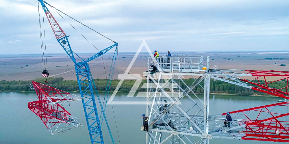 Cei mai înalți stâlpi din Rețeaua Electrică de Transport sunt ridicați printr-o lucrare unică în România, pe Linia Electrică Aeriană 400 kV Cernavodă-Stâlpu