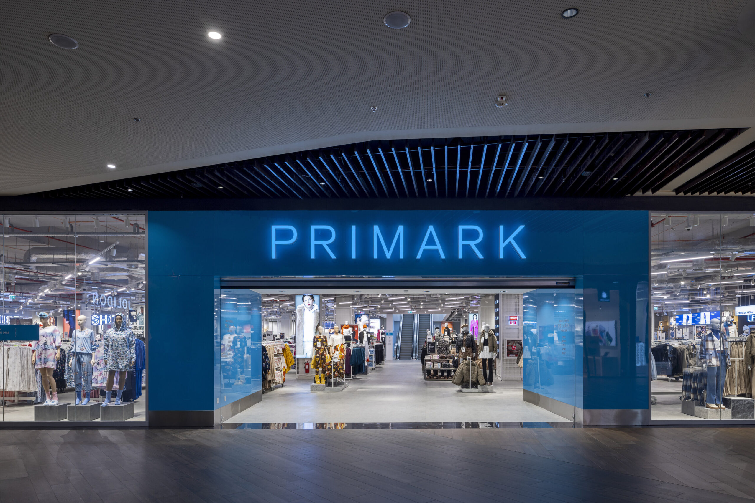 Primark, retailerul internațional de modă, a deschis astăzi primul magazin din România în centrul comercial ParkLake