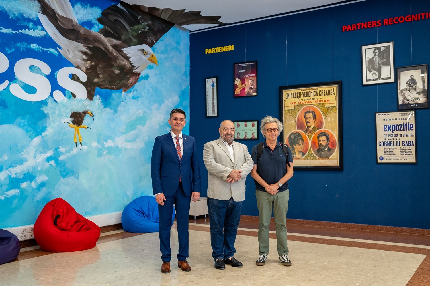 Universitatea Româno-Americană și Galeria DADA  lansează expoziția „URA și la…DADA”,  susținând arta în educație