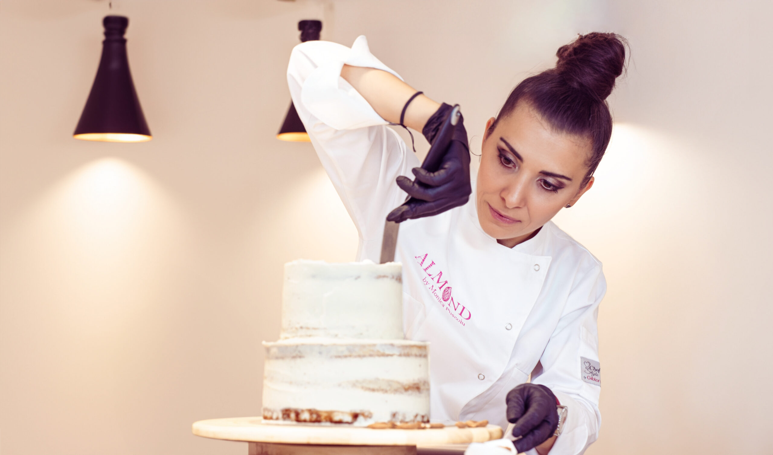 Monica Pușcoiu, semifinalistă Chefi la cuțite 2023, a deschis cofetăria artizanală Almond Cake Shop cu o investiție de 150.000 euro