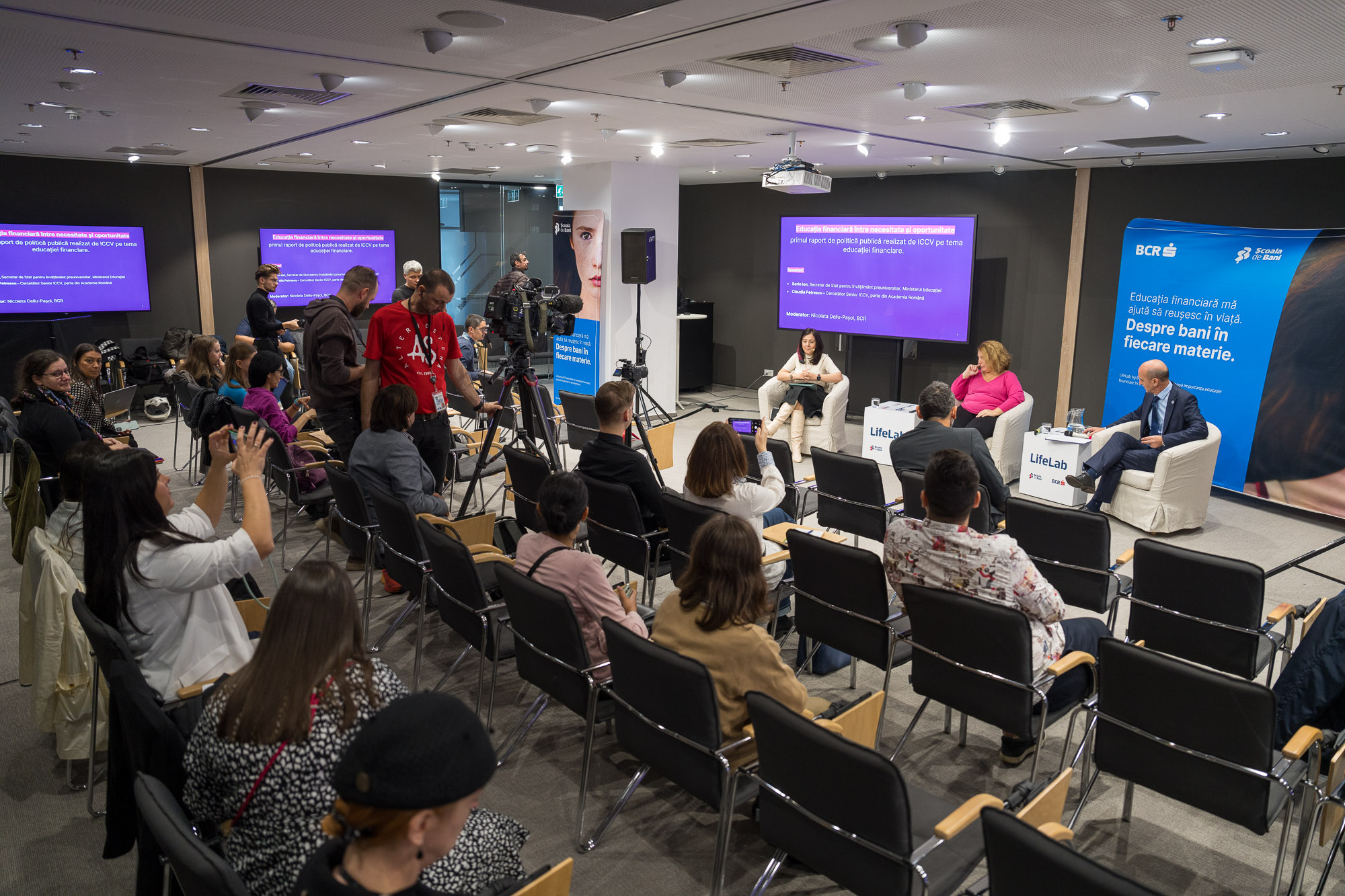 BCR lansează pentru 10 școli din România cea de-a doua ediție a programului LifeLab, de educație financiară interdisciplinară. Într-un an, LifeLab a dus la creșterea nivelului de cunoștințe a 1.200 de elevi BCR lansează pentru 10 școli din România cea de-a doua ediție a programului LifeLab, de educație financiară interdisciplinară. Într-un an, LifeLab a dus la creșterea nivelului de cunoștințe a 1.200 de elevi