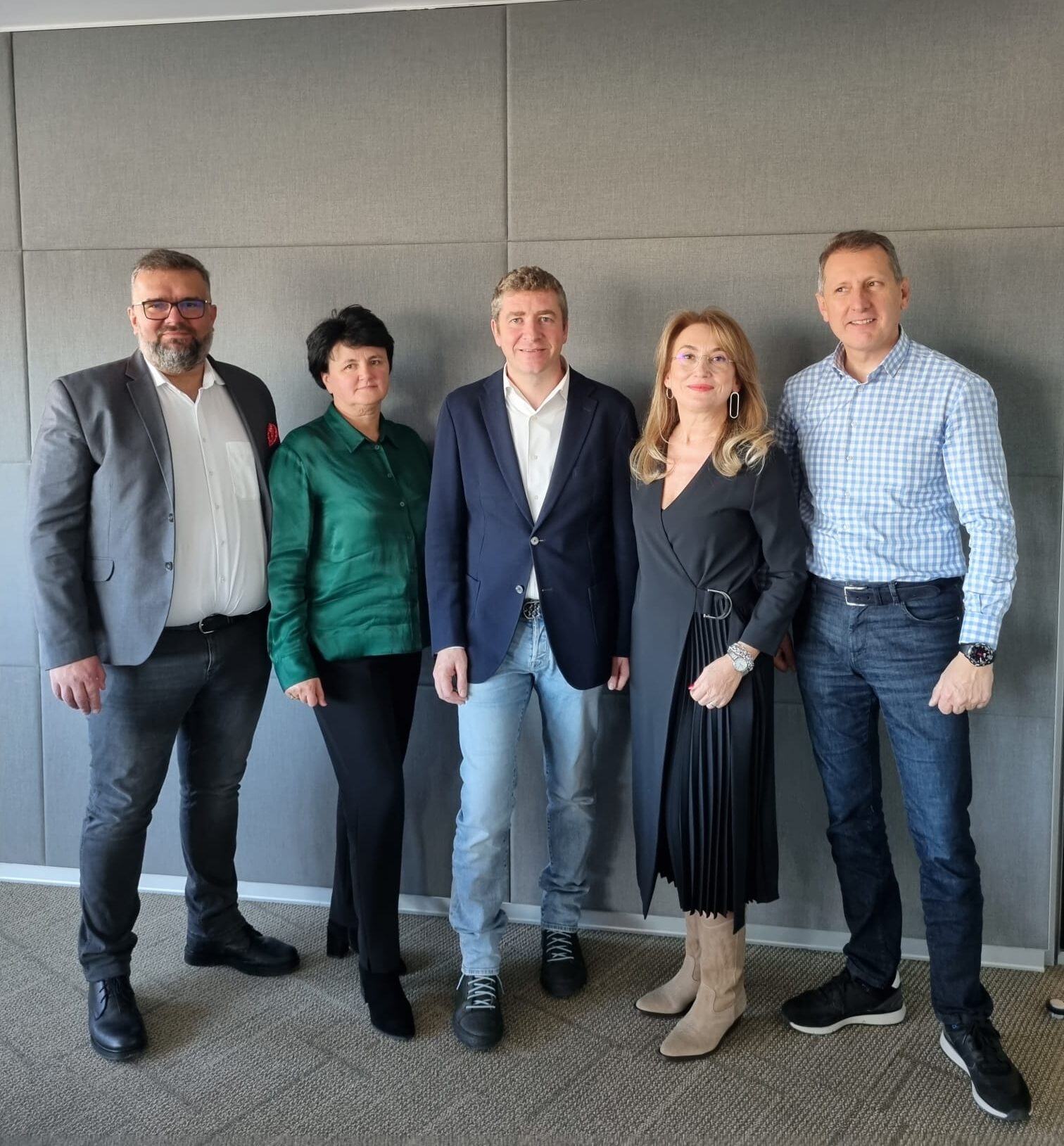 KADRA, unul dintre cei mai importanți furnizori români de soluții automate de management al accesului, se alătură Grupului EMI, lider european în soluții industriale de acces KADRA, unul dintre cei mai importanți furnizori români de soluții automate de management al accesului, se alătură Grupului EMI, lider european în soluții industriale de acces
