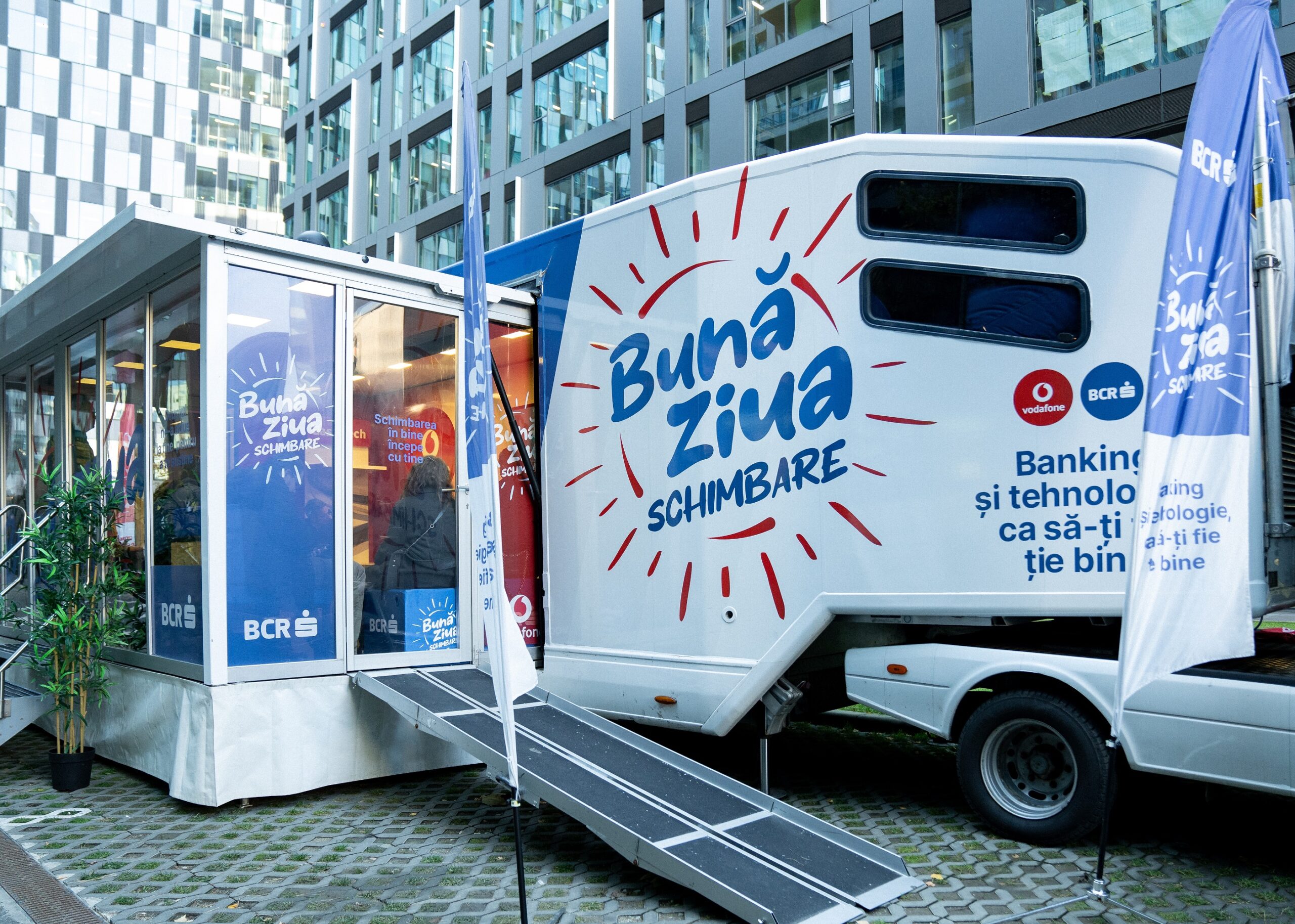 Peste 2.000 de români din zonele rurale și mici urbane au beneficiat de educație financiară și digitală, prin caravana ”Bună ziua, schimbare!”, un demers comun BCR și Vodafone Peste 2.000 de români din zonele rurale și mici urbane au beneficiat de educație financiară și digitală, prin caravana ”Bună ziua, schimbare!”, un demers comun BCR și Vodafone