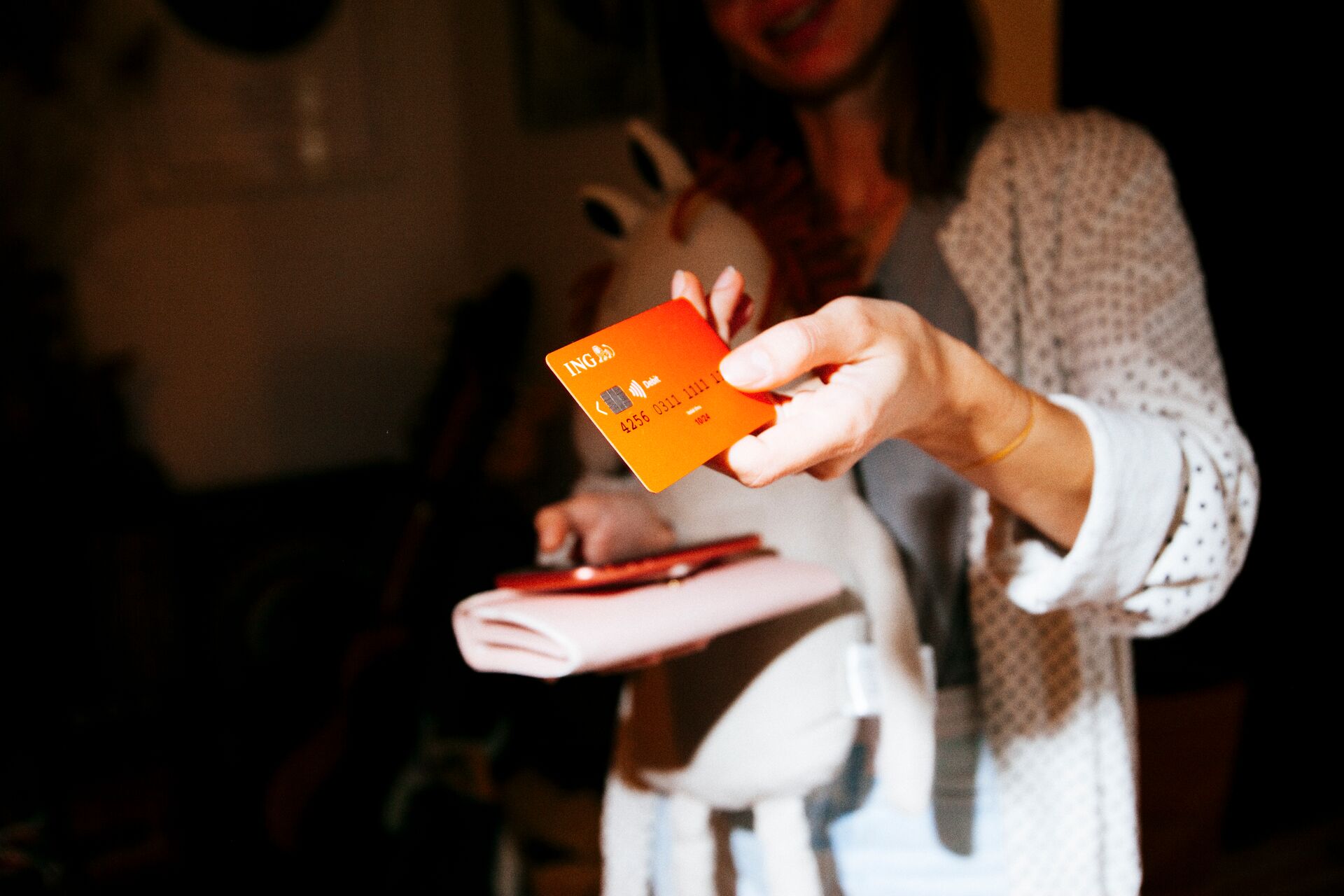 O bancă din România transformă cardurile expirate în țevi din plastic: 1 milion de carduri pot fi reciclate anual