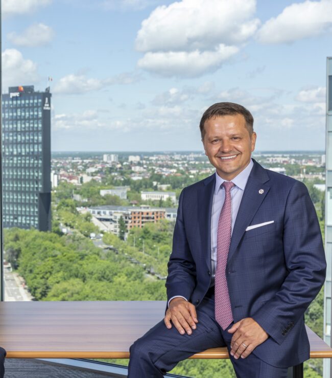 Chimcomplex schimbă regulile pe piața muncii oferind cele mai mari creșteri salariale din România: pachetul salarial crește cu 42%