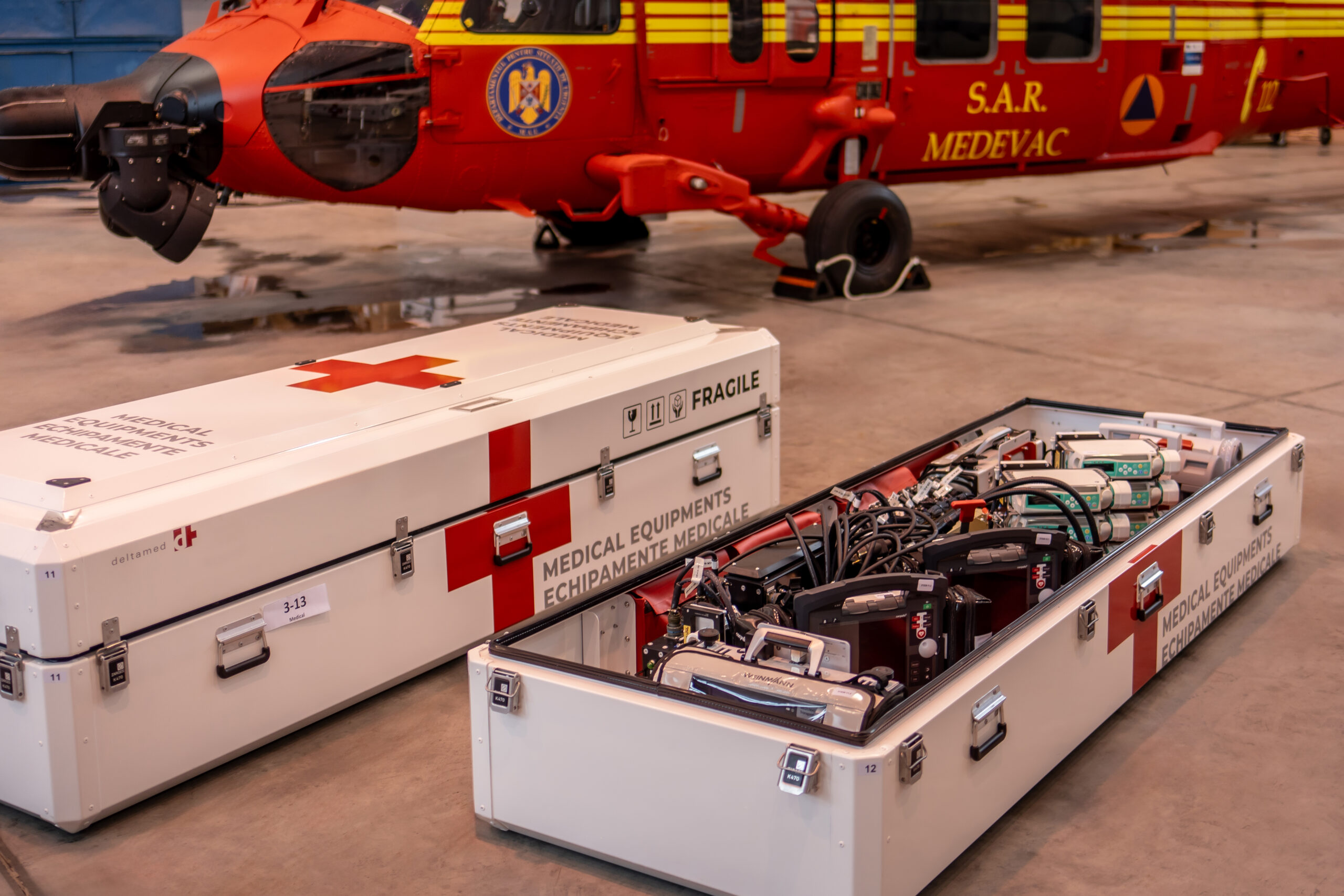 Cel mai mare producator de vehicule pentru interventii speciale din ECE, Deltamed, a echipat elicopterele Black Hawk cu brancarde medicalizate