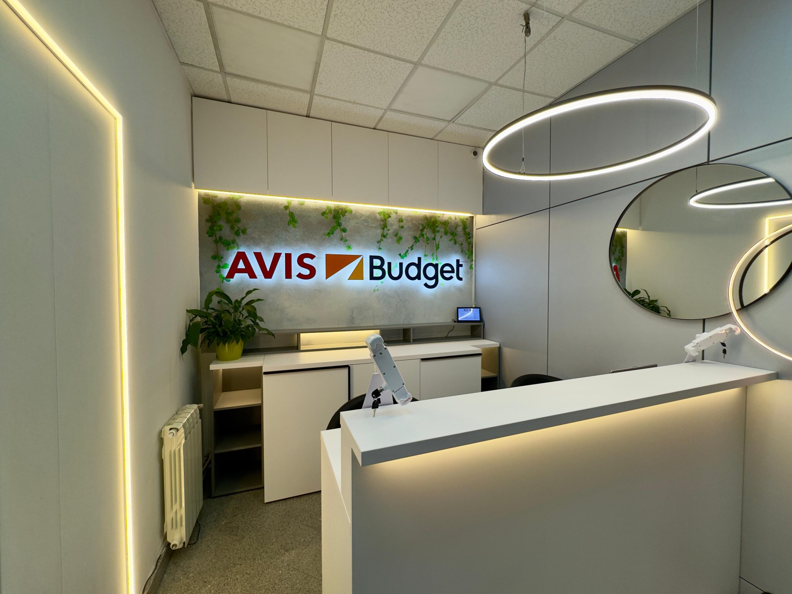 Avis vine mai aproape de clienții săi care călătoresc în Cluj-Napoca prin relocarea biroului său  în „Aeroportul Avram Iancu”.