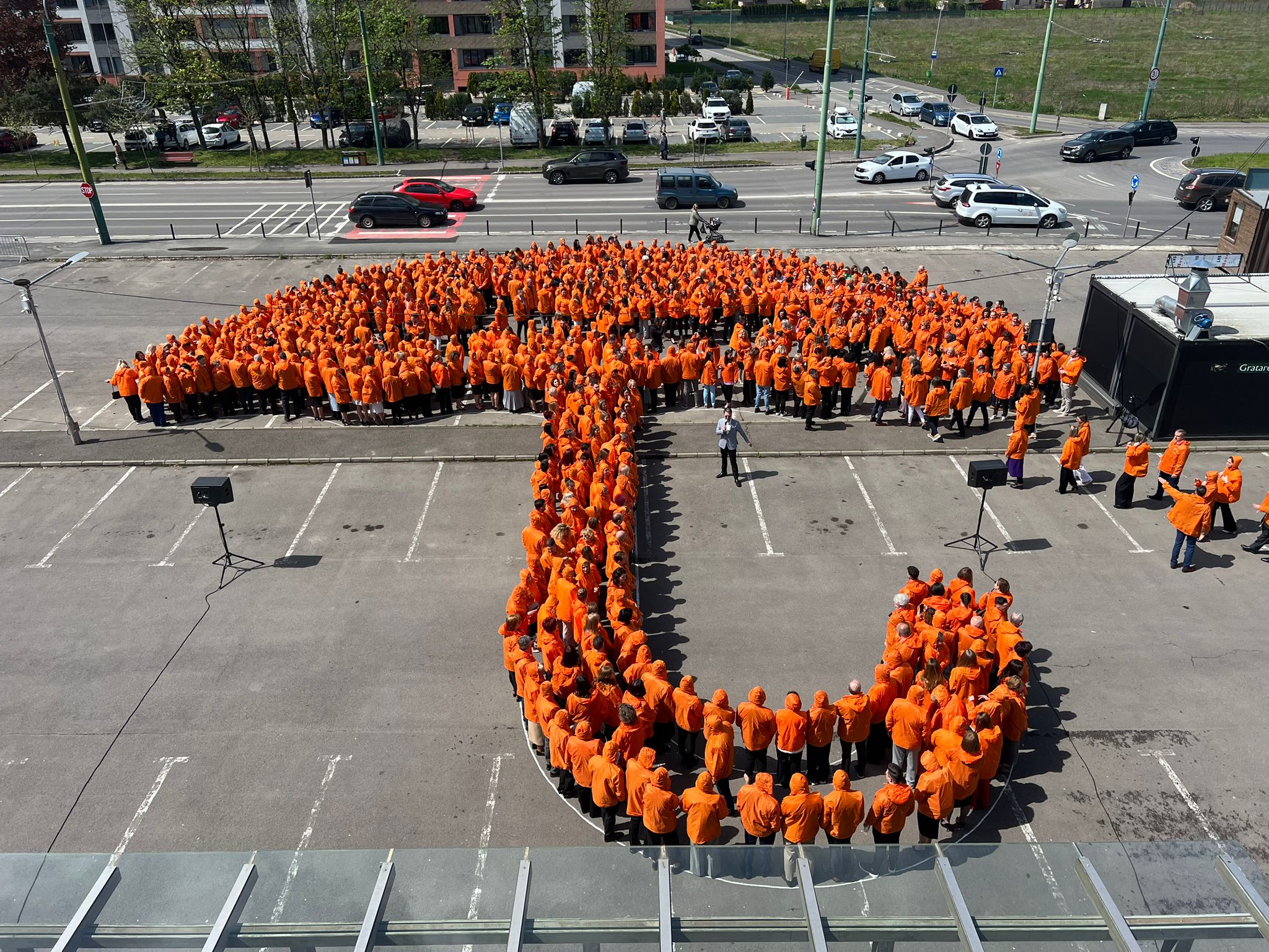 NN România a atins recordul GUINNESS WORLD RECORDS™️ pentru cea mai mare imagine a unei umbrele formate din oameni