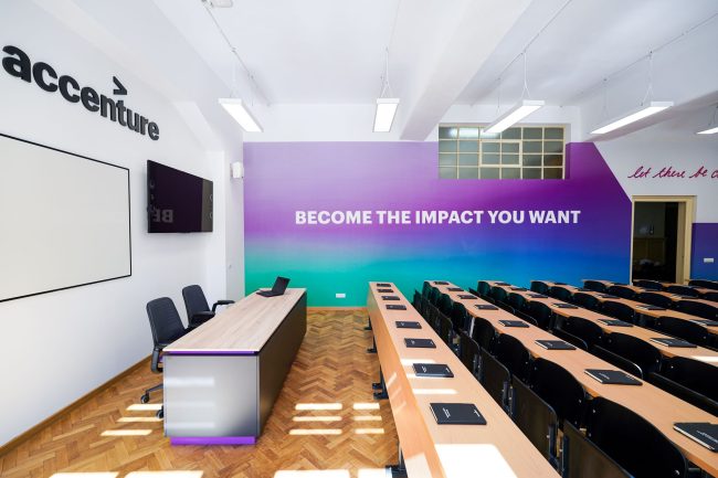 Accenture România și Facultatea de Limbi și Literaturi Străine din cadrul Universității din București inaugurează o sală de curs modernă care va găzdui programe de studii inovatoare Accenture România și Facultatea de Limbi și Literaturi Străine din cadrul Universității din București inaugurează o sală de curs modernă care va găzdui programe de studii inovatoare