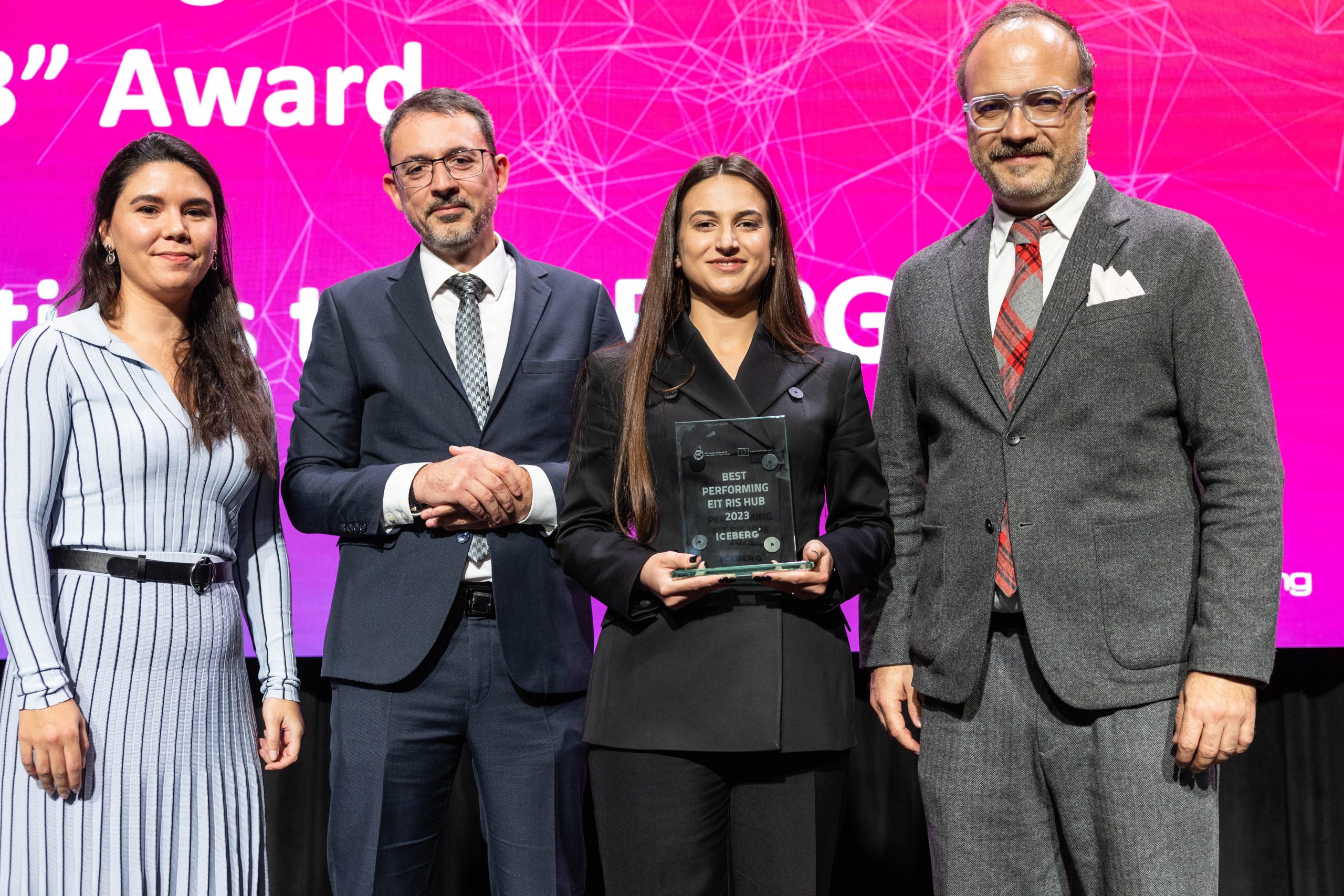 Iceberg Plus a câștigat premiul pentru „Cel mai performant Hub EIT RIS 2023” Iceberg Plus a câștigat premiul pentru „Cel mai performant Hub EIT RIS 2023”