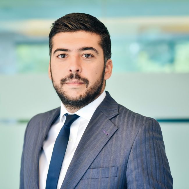 Studiu Deloitte: interesul consumatorilor pentru mașinile electrice scade în favoarea motoarelor pe combustie internă