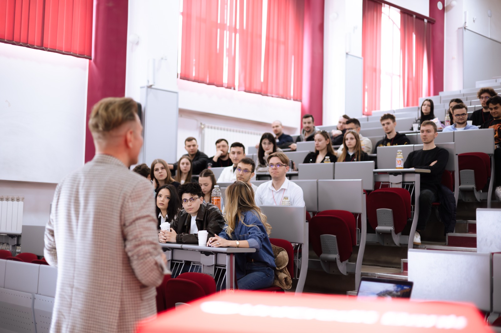 Zeci de studenți la competitia UniCredit Fintech Hackathon:  48 de ore intense pentru viitorul bankingului,  la Romanian Creative Week
