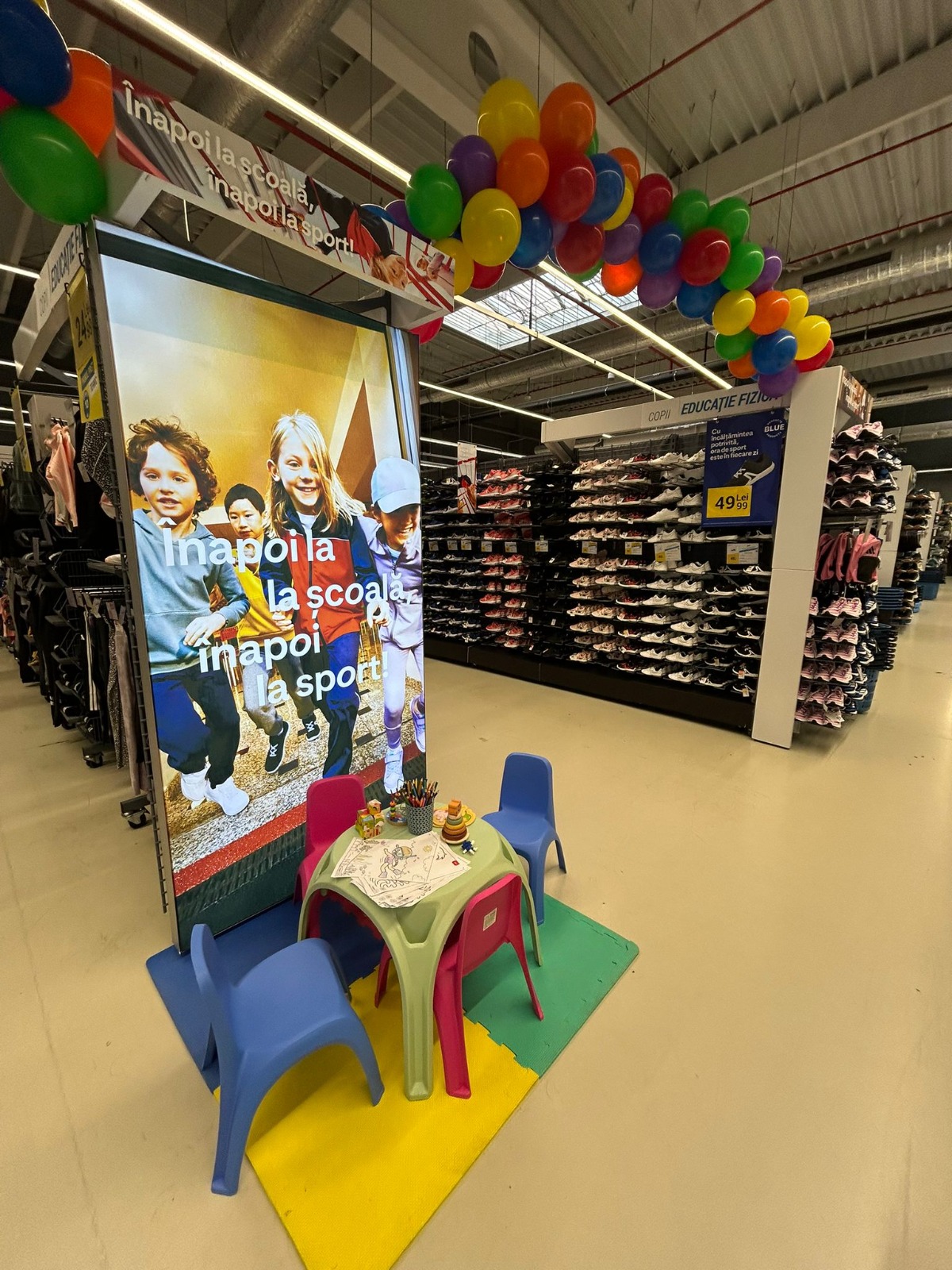 Părinții arată un interes tot mai mare pentru echipamente de fotbal, înot și baschet destinate copiilor